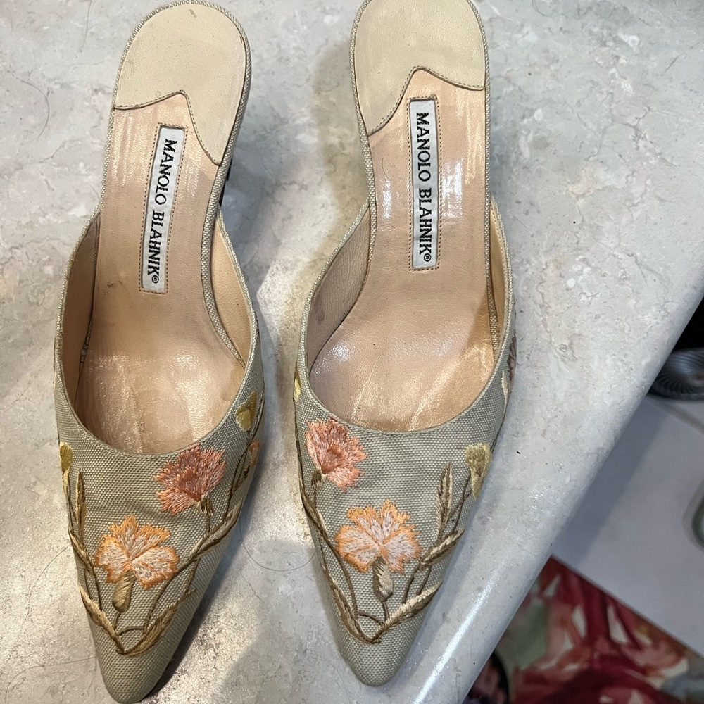 Manolo Blahnik linen pump with flowers.